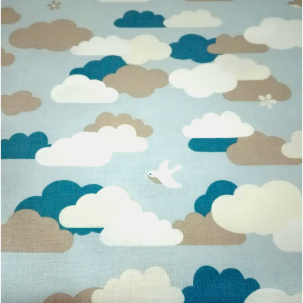 Tela de Algodón Azul Claro con Nubes y Pajaritos